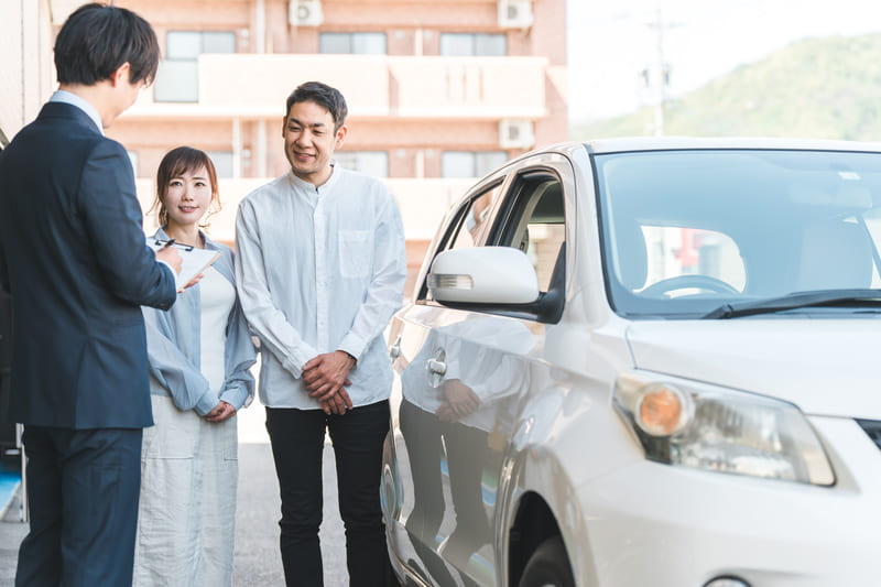 資料を見せながら車について説明